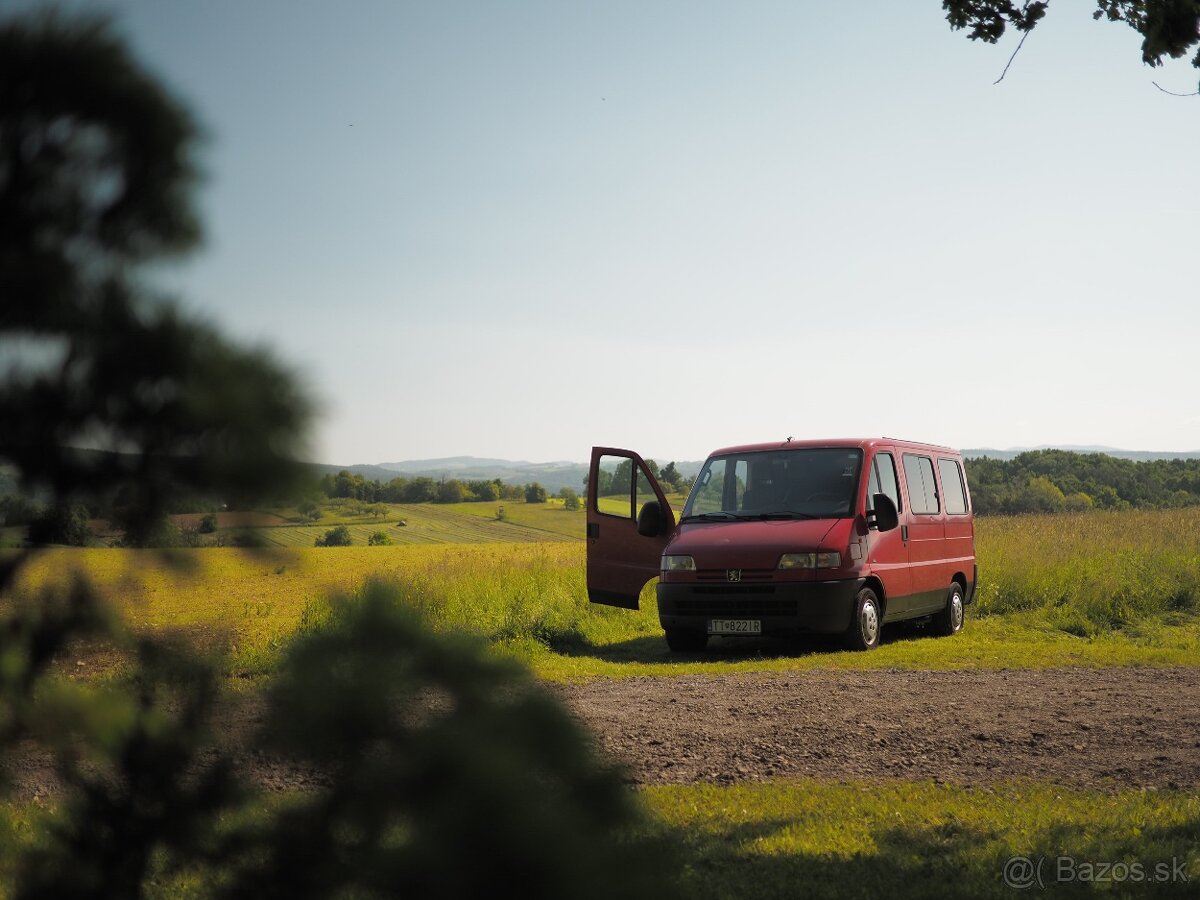 Campervan na lúke pri západe slnka