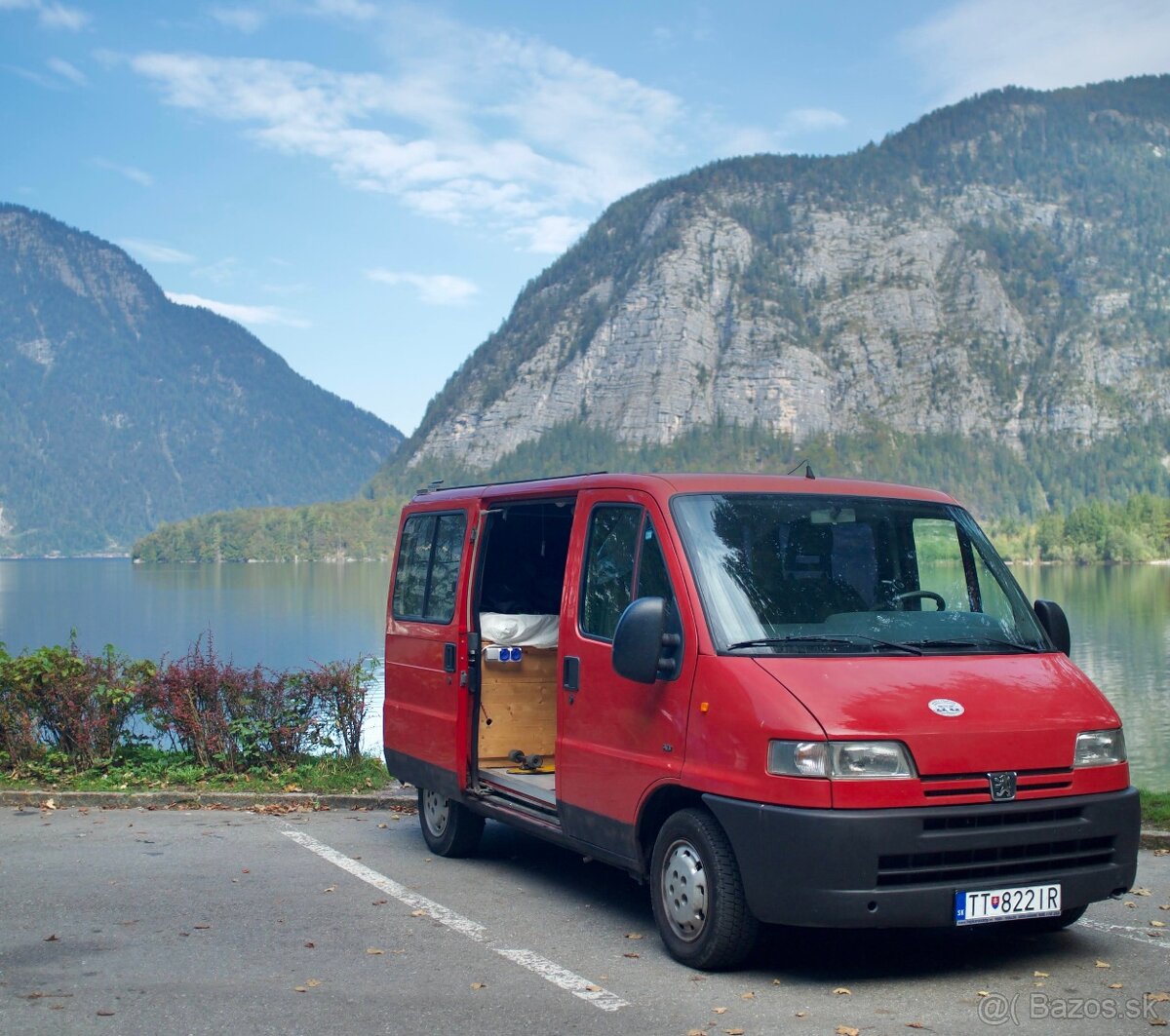 Autokaravan Trnava – obytná dodávka Peugeot Boxer 2.8 pri jazere v horách